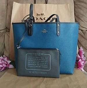 Coach Tote shoppers purse reversible w/ wristlet